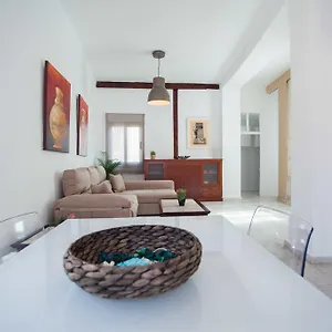 https://apartamentos-catedral-malaga.1costadelsol.com